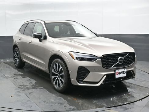 Used 2025 Volvo XC60 B5 Plus AWD/4WD image 4