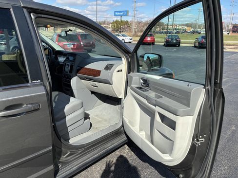 Used 2010 Chrysler Town & Country LX image 23