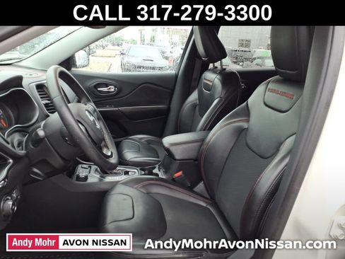 Used 2019 Jeep Cherokee Trailhawk w/ Cold Weather Group AWD/4WD image 14