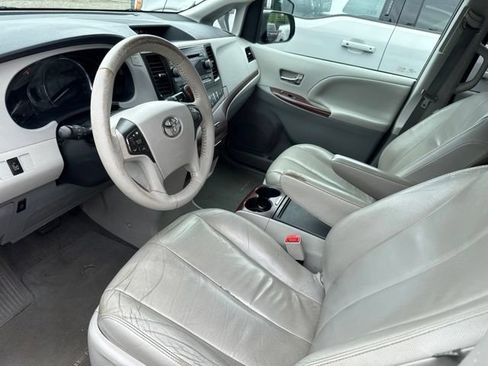Used 2013 Toyota Sienna XLE FWD image 6