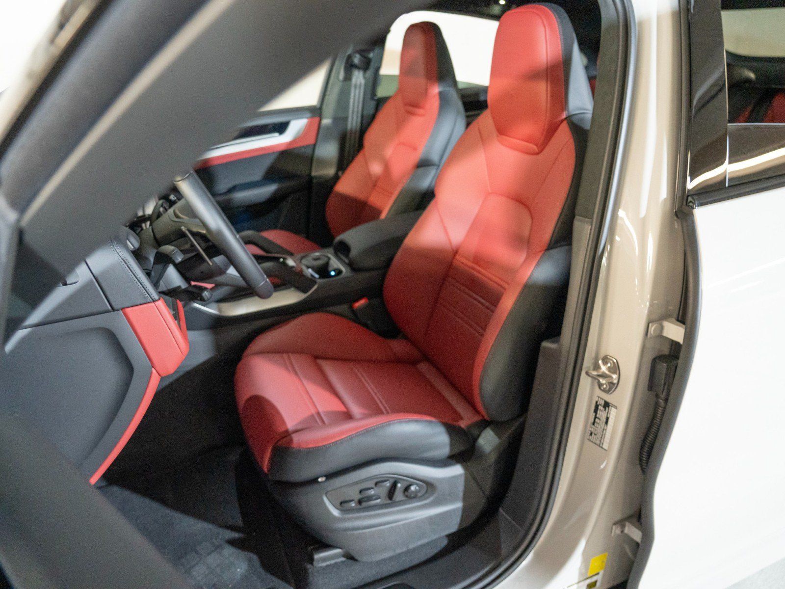 Certified 2026 Porsche Cayenne GTS AWD/4WD image 5