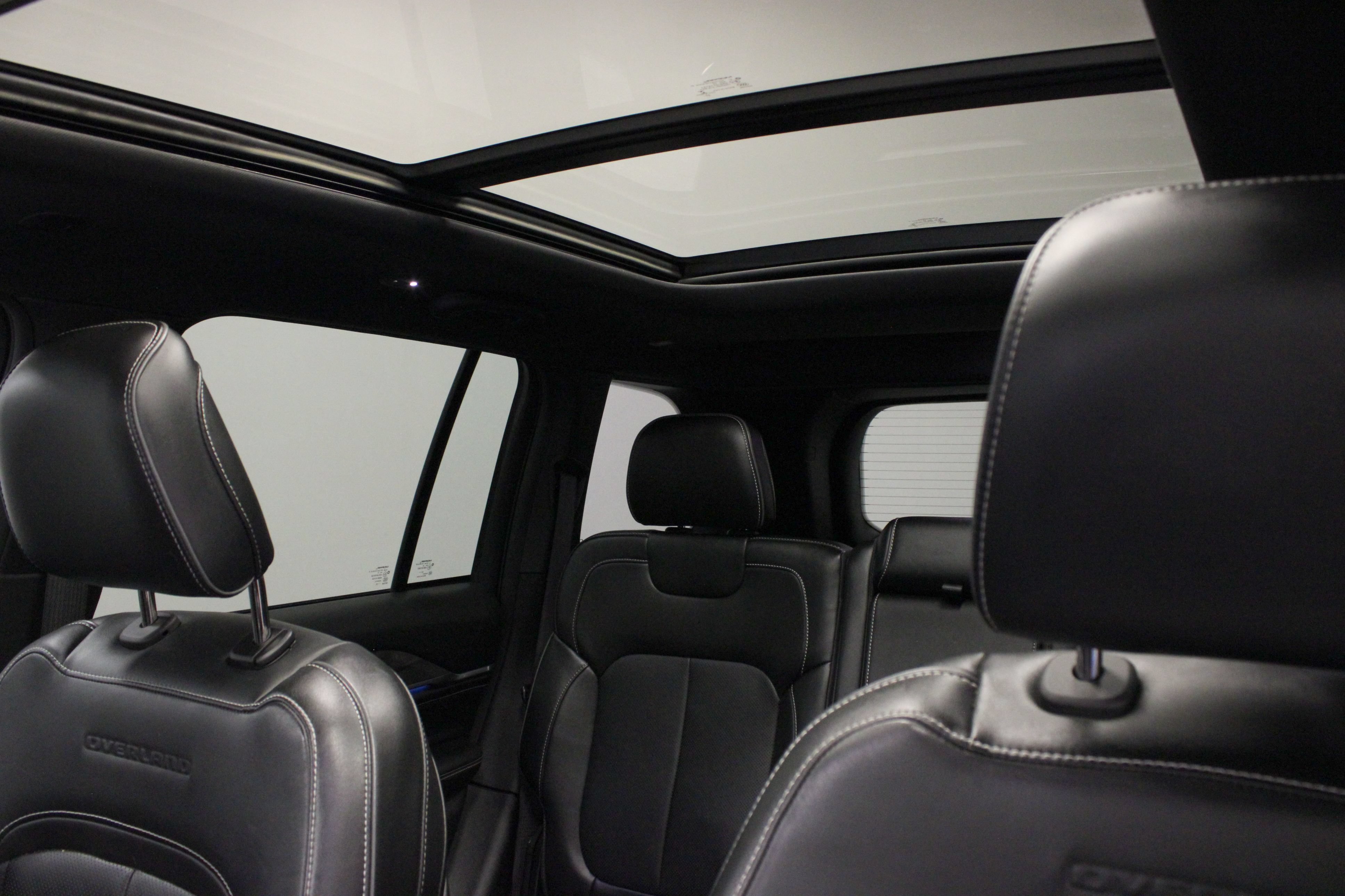 Used 2023 Jeep Grand Cherokee Overland AWD/4WD image 10