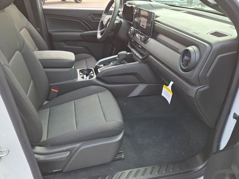 Used 2025 Chevrolet Colorado W/T image 4