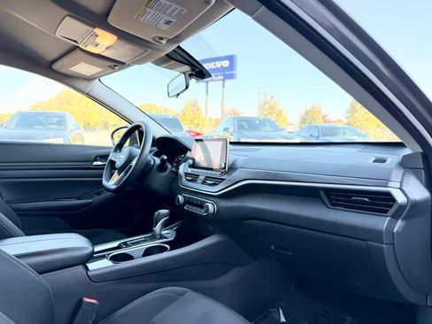 Used 2024 Nissan Altima 2.5 SV FWD image 18