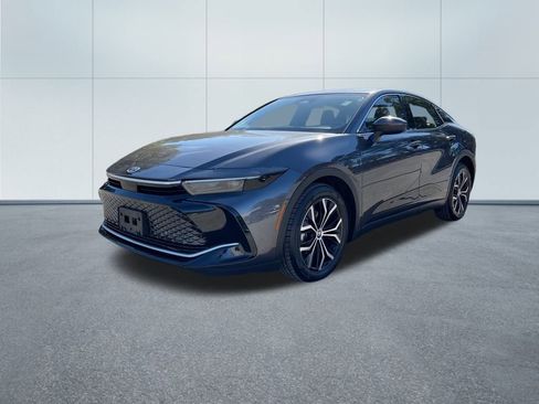 Used 2023 Toyota Crown XLE image 2