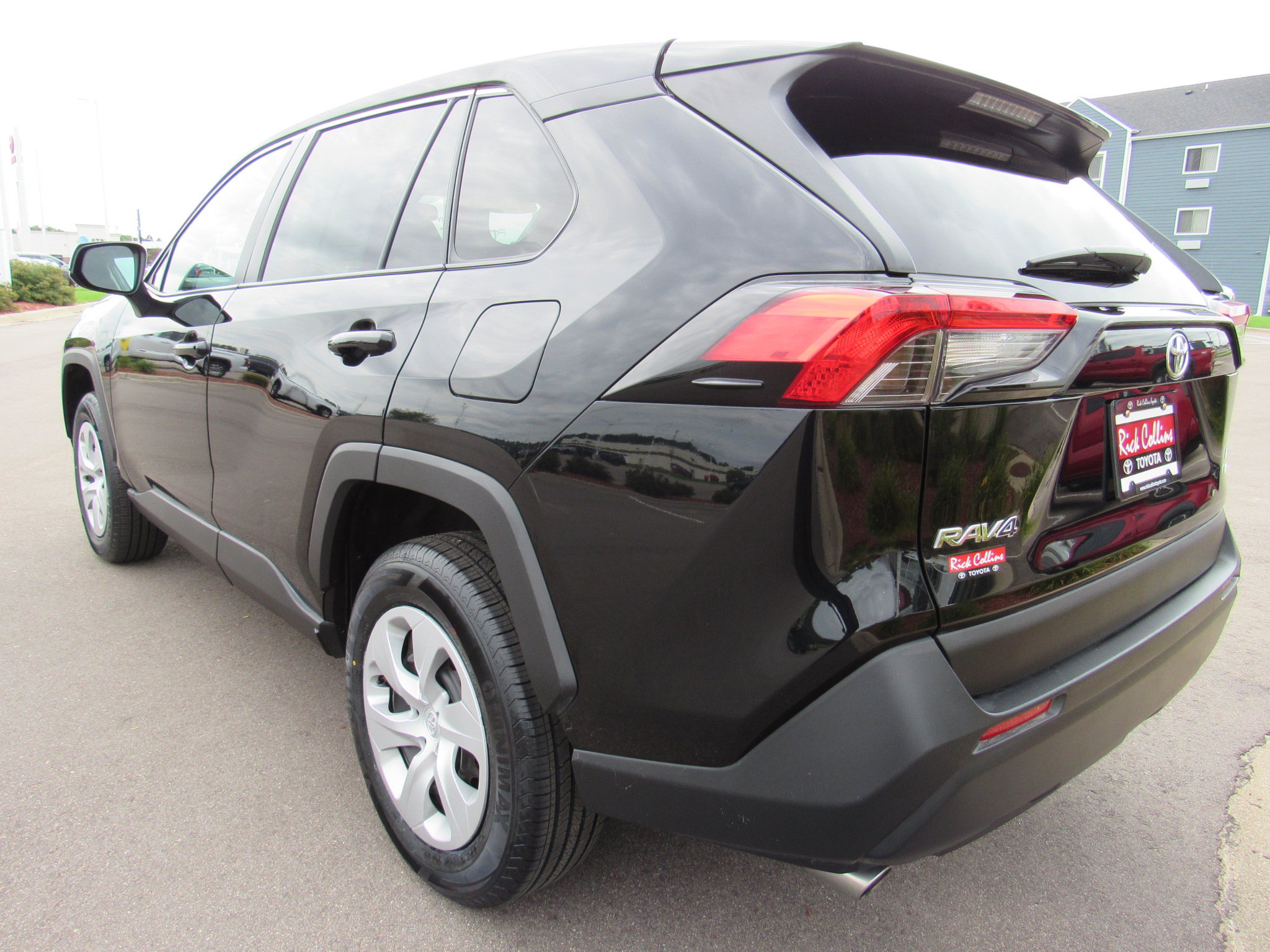 Used 2025 Toyota RAV4 LE AWD/4WD image 8