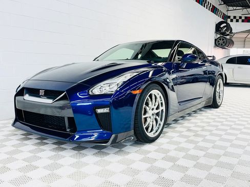 Used 2015 Nissan GT-R Premium AWD/4WD image 3