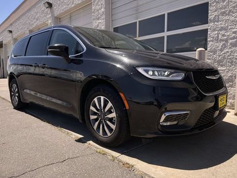 Used 2023 Chrysler Pacifica Touring-L FWD image 10