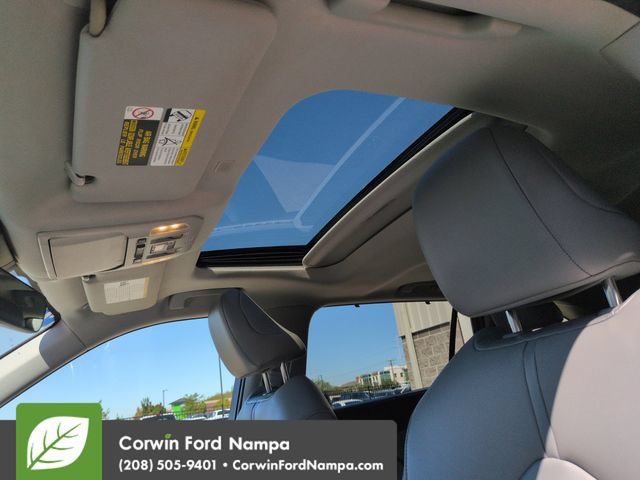 Used 2021 Toyota Highlander XLE AWD/4WD image 22