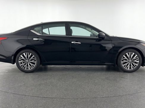 Used 2025 Nissan Altima 2.5 SV FWD image 11
