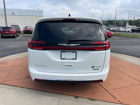 Used 2024 Chrysler Pacifica Select image 19