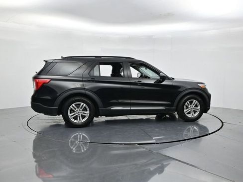 Used 2021 Ford Explorer XLT RWD image 2