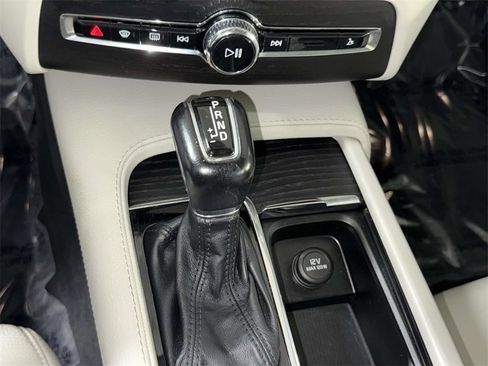Used 2020 Volvo XC90 T6 Momentum w/ Protection Package Premier image 24