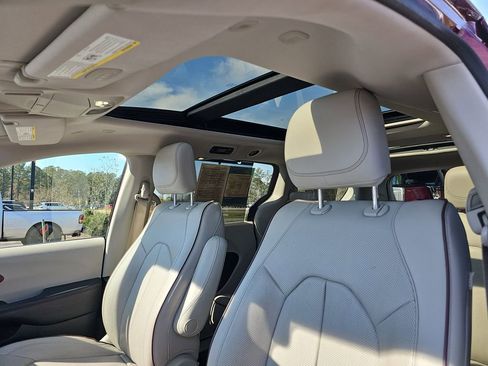 Used 2020 Chrysler Pacifica Limited image 35