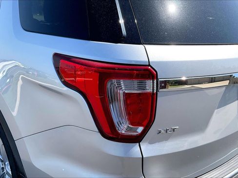 Used 2018 Ford Explorer XLT w/ Equipment Group 201A FWD image 23