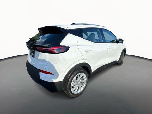 Used 2022 Chevrolet Bolt EUV LT w/ Comfort Package image 3