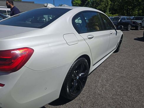 Used 2019 BMW 750i w/ Executive Package RWD image 3