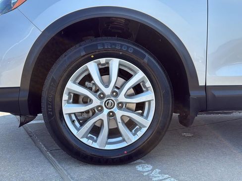 Used 2020 Nissan Rogue Sport SV image 3