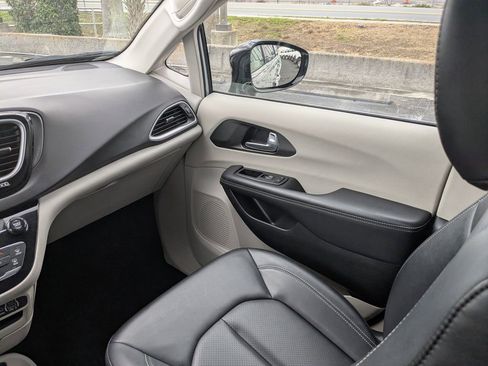 Used 2024 Chrysler Pacifica Touring-L image 20