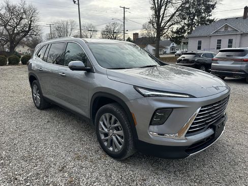 Used 2025 Buick Enclave Preferred image 9