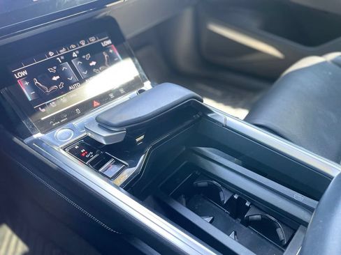 Used 2019 Audi e-tron Prestige w/ Prestige Package AWD/4WD image 16