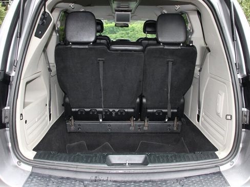 Used 2014 Chrysler Town & Country Touring FWD image 19