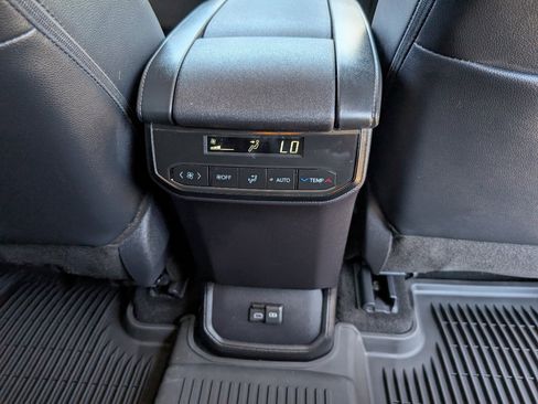 Used 2025 Toyota Highlander XLE image 8