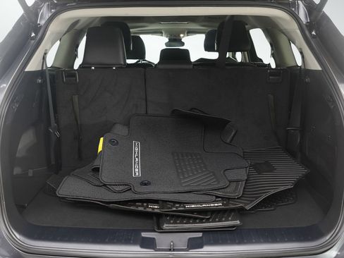 Used 2024 Toyota Highlander XLE image 11