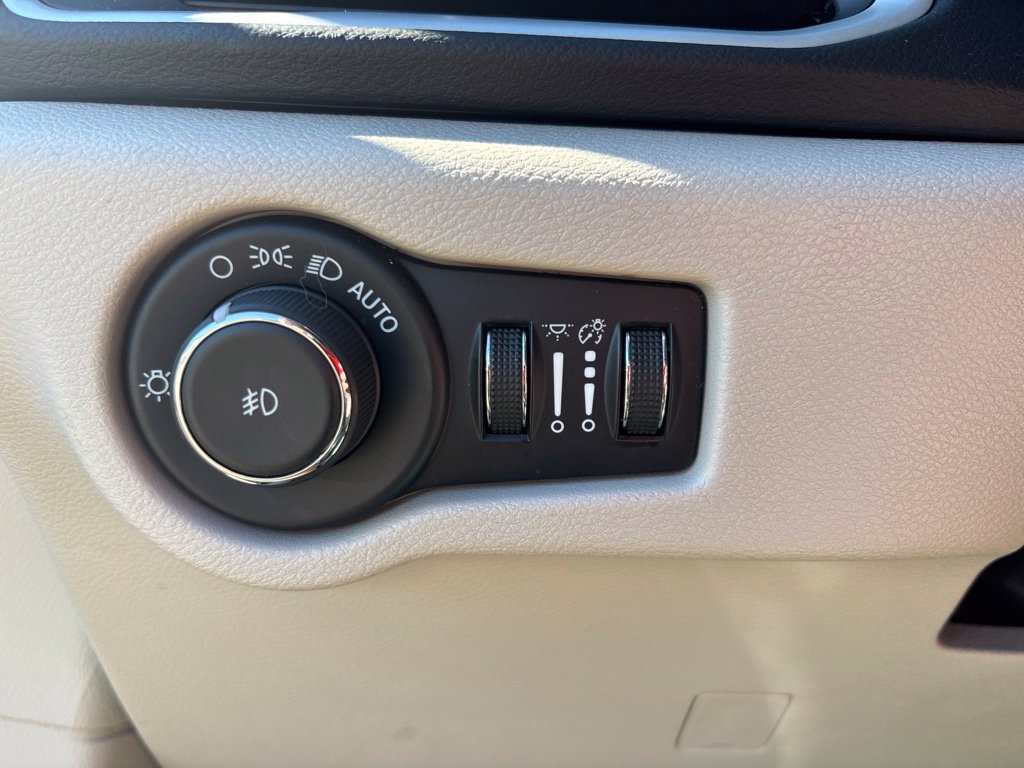 Used 2024 Chrysler Pacifica Touring-L FWD image 22