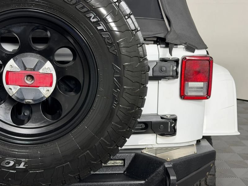 Used 2018 Jeep Wrangler Unlimited Rubicon w/ Connectivity Group AWD/4WD image 72