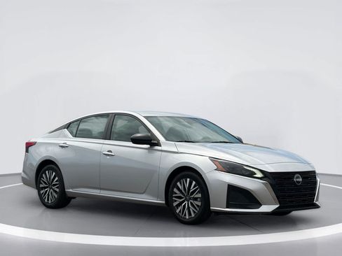 Used 2024 Nissan Altima 2.5 SV FWD image 8