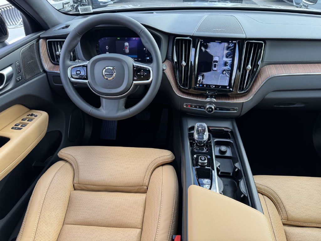 Certified 2024 Volvo XC60 B5 Ultimate AWD/4WD image 11