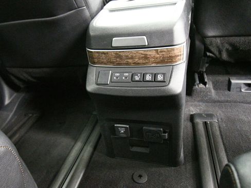 Used 2025 Toyota Sienna Platinum AWD/4WD image 28