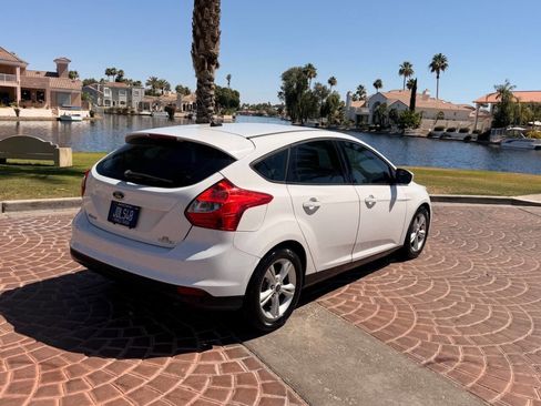 Used 2014 Ford Focus SE FWD image 2