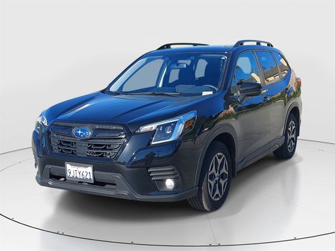Used 2023 Subaru Forester Premium image 3