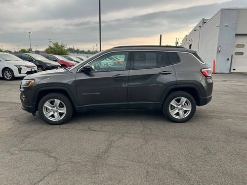 Used 2022 Jeep Compass Latitude w/ Convenience Group AWD/4WD image 3