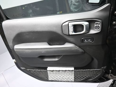 Used 2022 Jeep Wrangler Unlimited Sahara w/ Cold Weather Group image 19