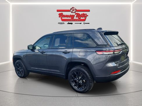 Used 2025 Jeep Grand Cherokee Altitude AWD/4WD image 3