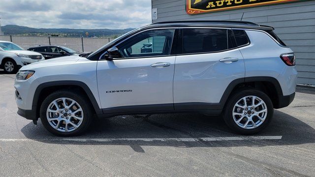 Used 2025 Jeep Compass Limited AWD/4WD image 10
