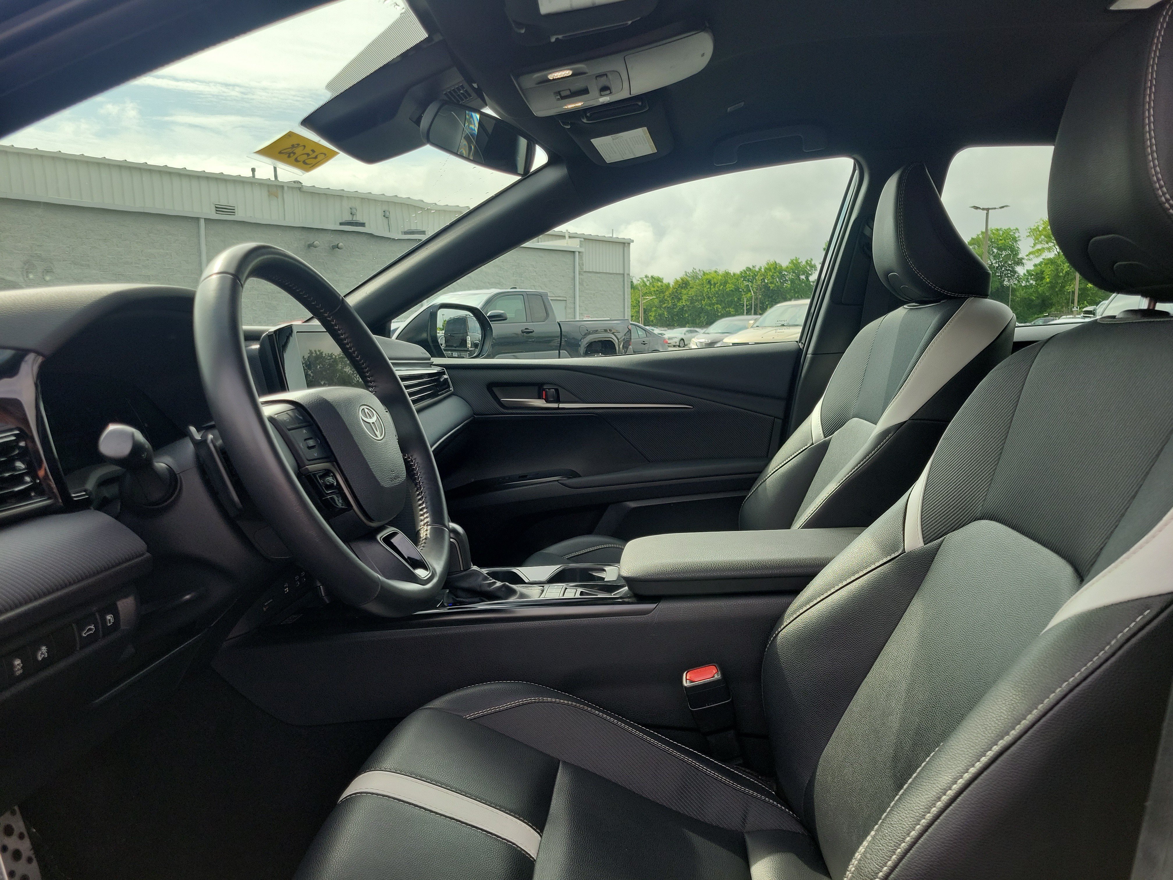 Used 2025 Toyota Camry SE FWD image 15
