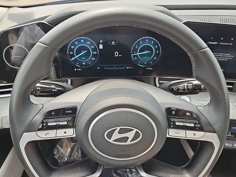 Used 2024 Hyundai Elantra Limited FWD image 18