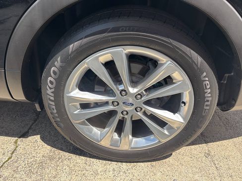 Used 2018 Ford Explorer XLT w/ Equipment Group 202A FWD image 16