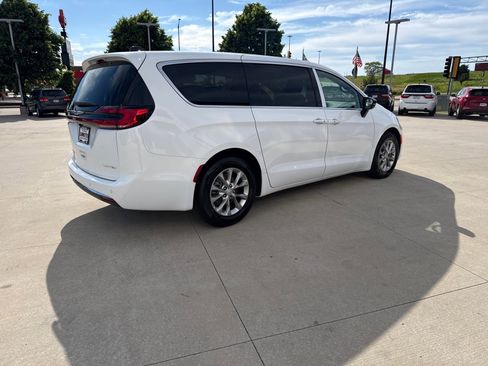 Used 2026 Chrysler Pacifica Limited FWD image 4