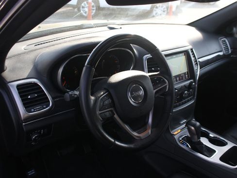 Used 2018 Jeep Grand Cherokee Overland RWD image 16