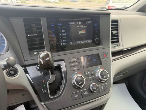 Used 2017 Toyota Sienna XLE AWD/4WD image 23