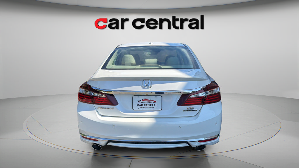 Used 2017 Honda Accord Touring image 4