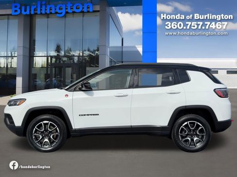 Used 2025 Jeep Compass Trailhawk AWD/4WD image 3