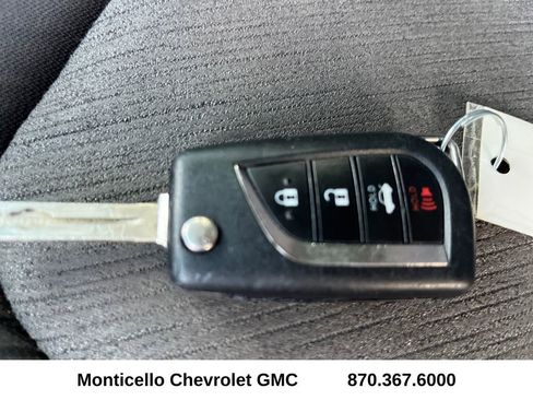 Used 2018 Toyota Camry LE image 25