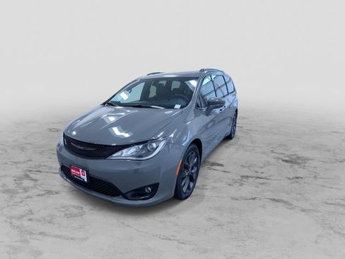 Used 2020 Chrysler Pacifica Touring-L Plus image 6