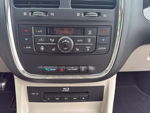 Used 2014 Chrysler Town & Country Limited w/ Luxury Group FWD image 16
